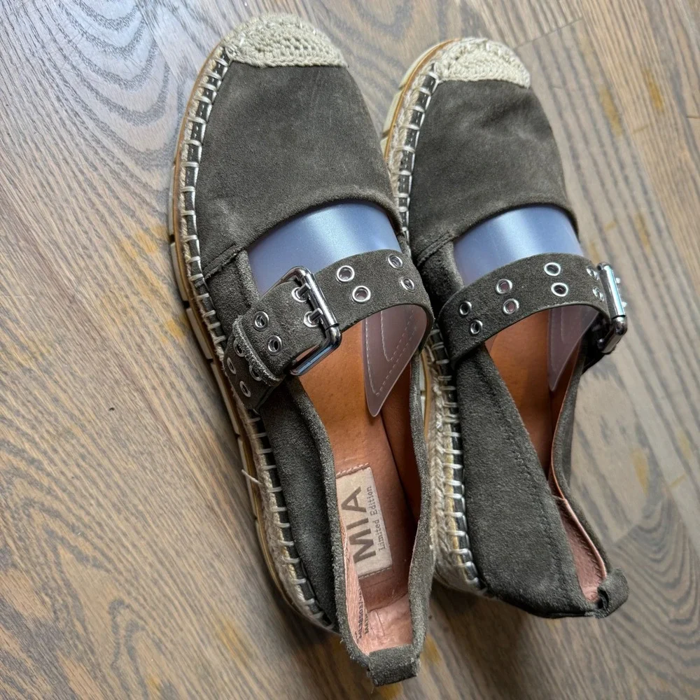 MIA Limited Edition Valery Olive Green Suede Grommet Espadrille Flats Mens 9